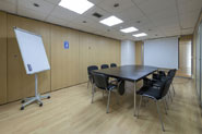 Sala de reuniones amplia con proyector y pizarra