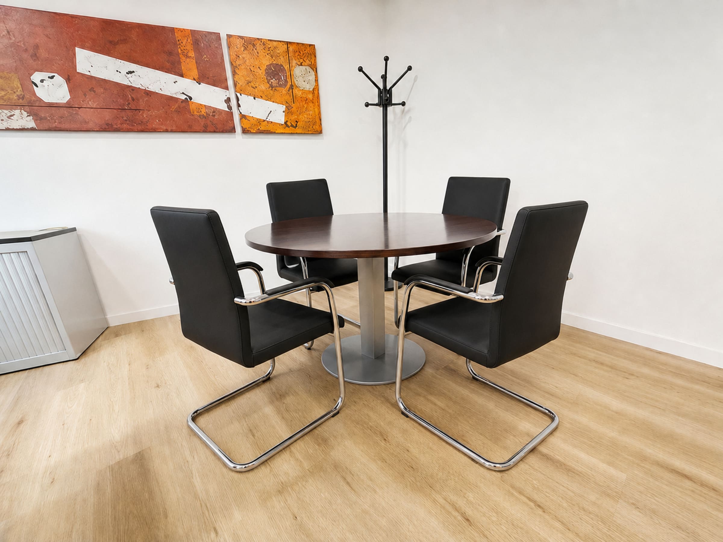 coworking-barcelona-sbc-diagonal-tuset-sala-reuniones-cuatro-personas